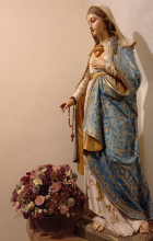 Soška Panny Marie ve farní kapli