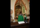 Pan Váňa předvádí liturgická roucha